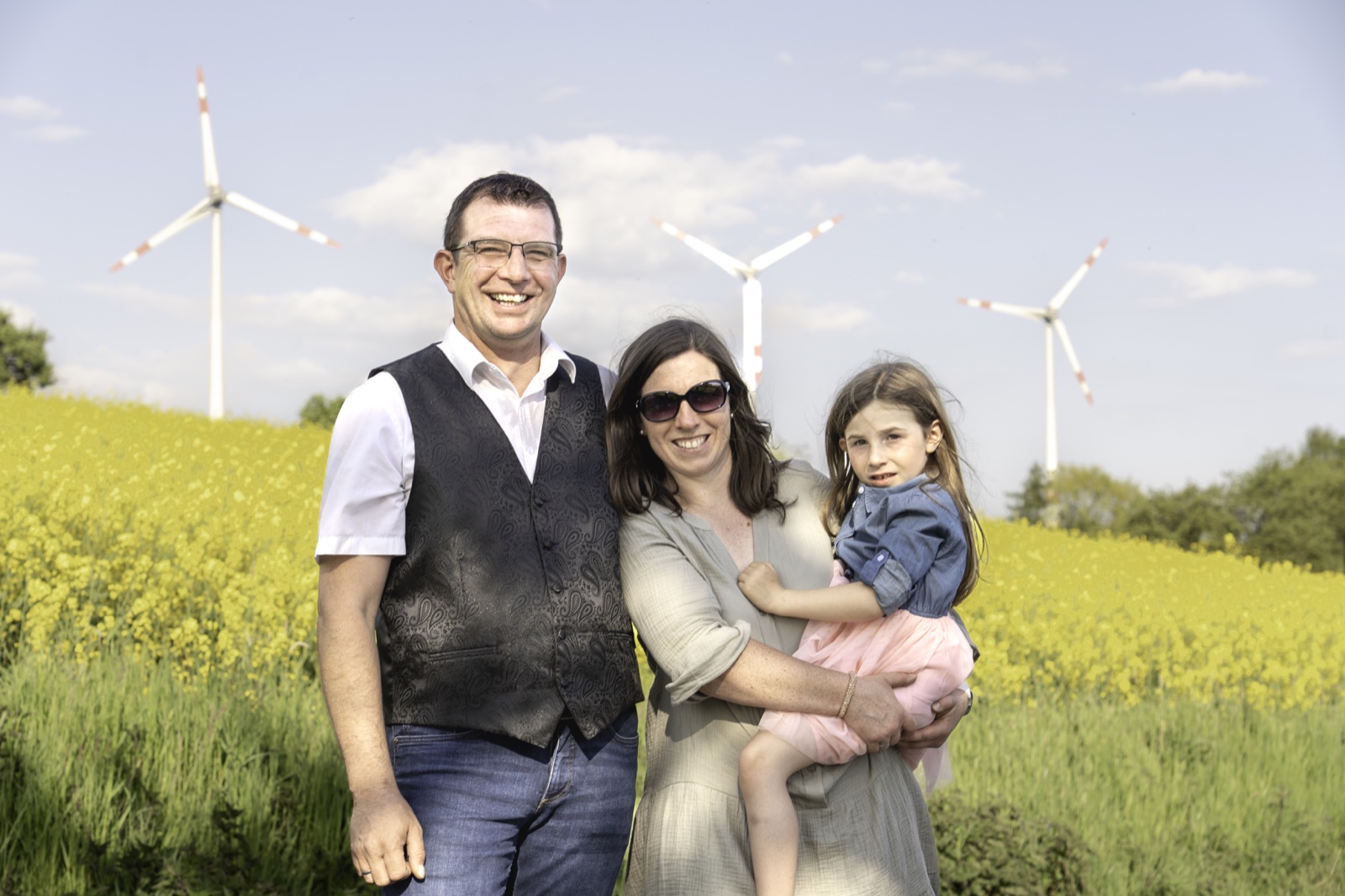 Familie Plomer vor Windkraftanlagen im Edertal